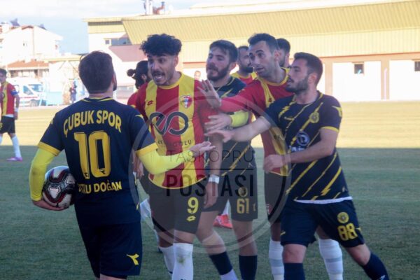 Taşköprüspor – Çubukspor maçında kavga çıktı saha karıştı. Çıkan kavgada yaralılar var