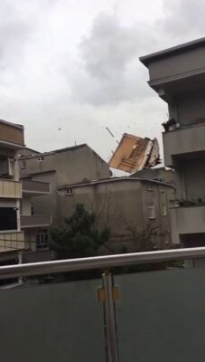 İstanbul'da Binaların Çatıları Uçtu! Yaralılar Var