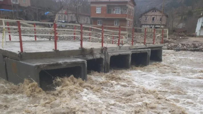 Kastamonu’da iki köprü yıkıldı: Vatandaşlar mahsur kaldı