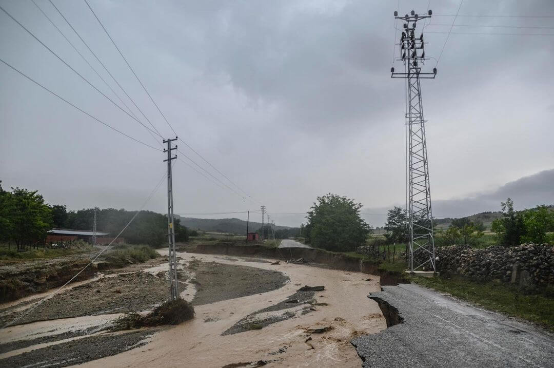 Taşköprü'de iki farklı yol çöktü, 8 köye ulaşım kapandı