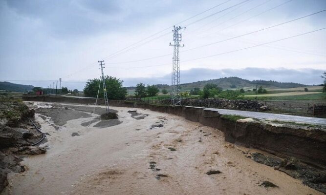 Taşköprü’de iki farklı yol çöktü, 8 köye ulaşım kapandı