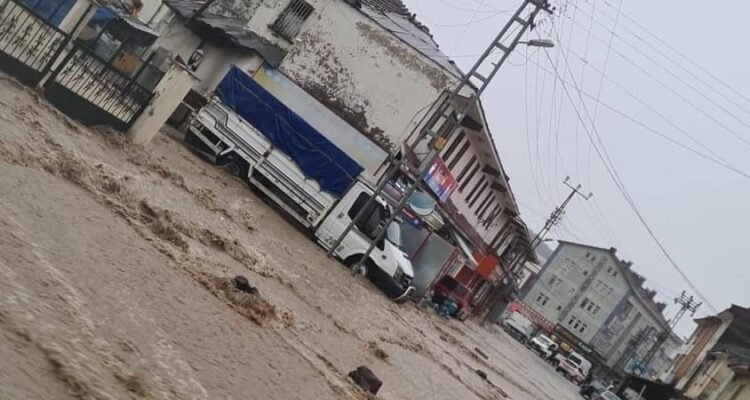 Kastamonu’da Yine Sel Felaketi (Bazı İlçelere Ulaşım Yapılamıyor)