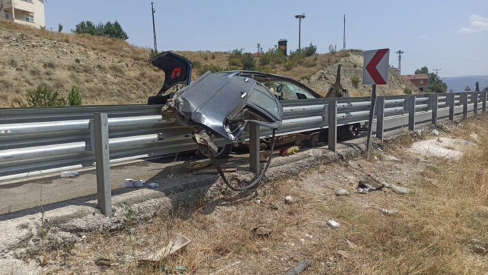 Tosya’da trafik kazası: Otomobil bariyerlere çarptı! Elisa Çabuk hayatını kaybeti