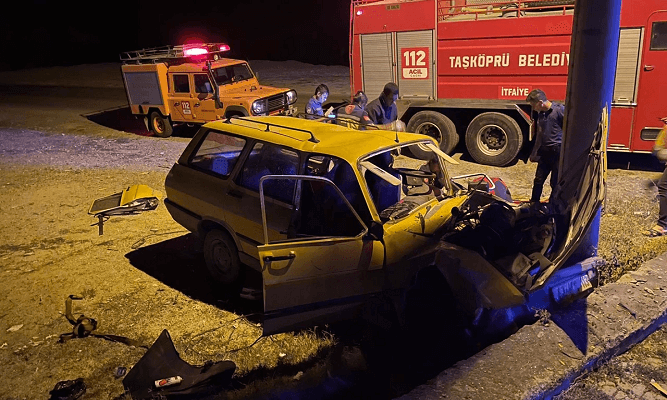 Taşköprü’de Trafik Kazası: Aydınlatma Direğine Çarpan Araç Sürücüsü Yaraladı