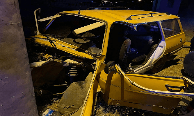 Taşköprü'de Trafik Kazası: Aydınlatma Direğine Çarpan Araç Sürücüsünü Yaraladı ve Araç Hurdaya Döndü