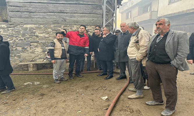 Kastamonu'da 2 Katlı Ahşap Ev Yanarak Kül Oldu