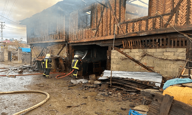 Kastamonu’da 2 Katlı Ahşap Ev Yanarak Kül Oldu