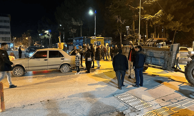 Kastamonu’da trafik kazası! Traktör ile otomobil çarpıştı!