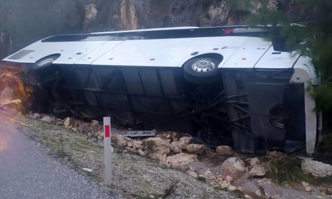 Antalya’da trafik kazası! Yolcu otobüsü devrildi!