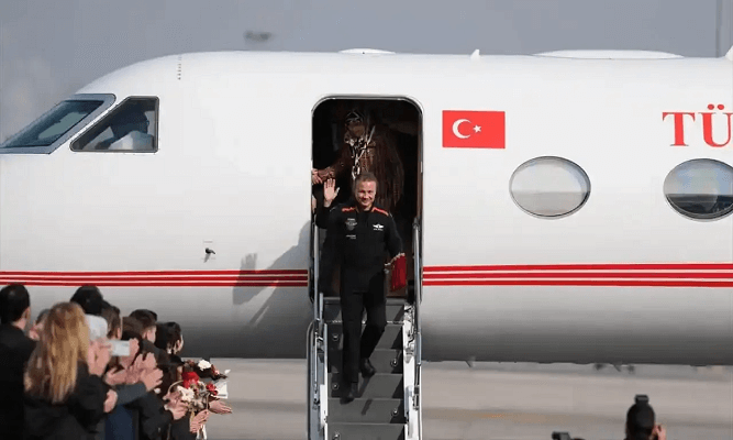 Astronot Alper Gezeravcı Türkiye’ye döndü