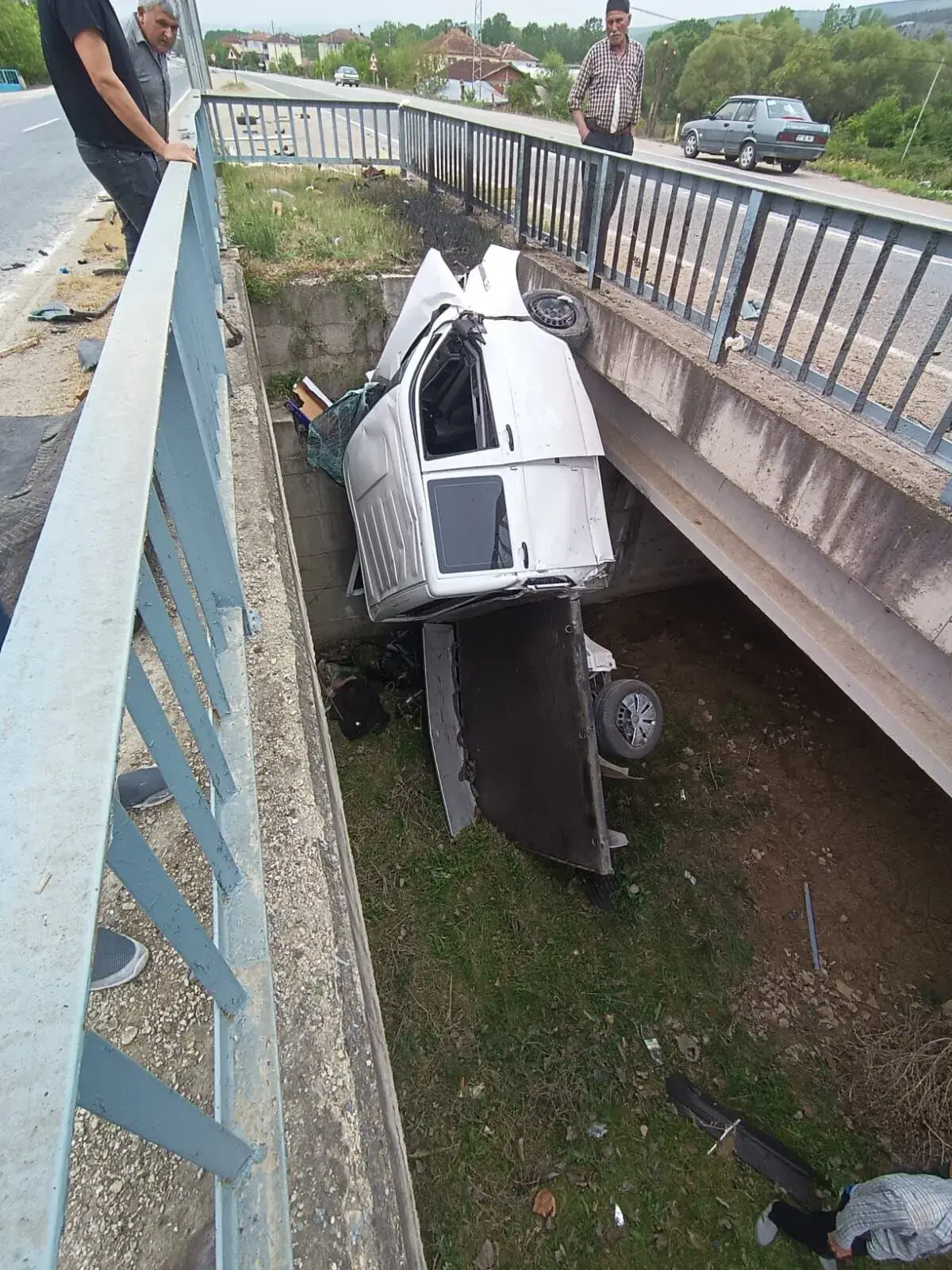 Kastamonu'da yoldan çıkan otomobil köprü menfezine düştü!