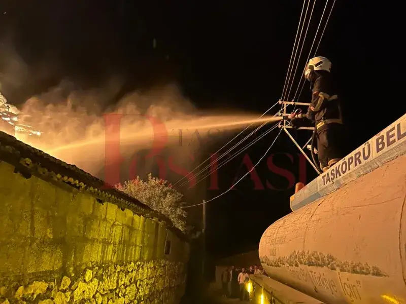 Kastamonu'da Yangın! 3 katlı bina yanarak kül oldu