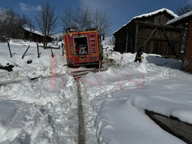 Son Dakika: Kastamonu'da korkutan yangın: 2 ev, 5 ahır, 1 traktör küle döndü!