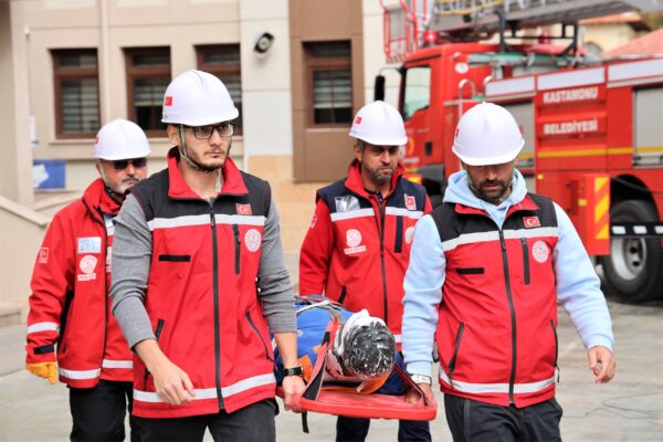 Kastamonu’da Eş Zamanlı Afet Tatbikatı: “Yeşil Vatan – Benim Okulum Geleceğe Çare” Projesiyle Öğrenciler Dayanıklılığı Öğreniyor