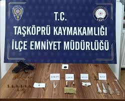 Kastamonu’da Huzur İçin Büyük Uygulama: Ruhsatsız Silah ve Uyuşturucu Ele Geçirildi