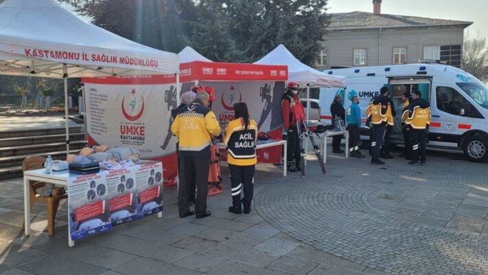 Kastamonu’da Acil Sağlık Hizmetleri Haftası Coşkusu: Cumhuriyet Meydanı Hayat Kurtaran Bir Buluşmaya Sahne Oldu