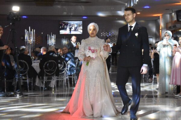 İstanbul’da Işıltılı Gece: Beyza ve Melih’in Nişanı Seçkin Davetlileri Buluşturdu