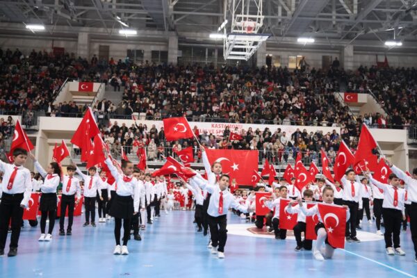 Kastamonu’da 23 Nisan Coşkusu: Kutlamalarda Geleceğin Mimarı Çocuklar Sahnedeydi!