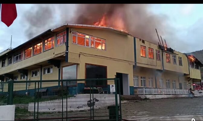 Tosya’da Yürekleri Ağıza Getiren Yangın! Fabrika Alevlere Teslim Olmadan Kurtarıldı