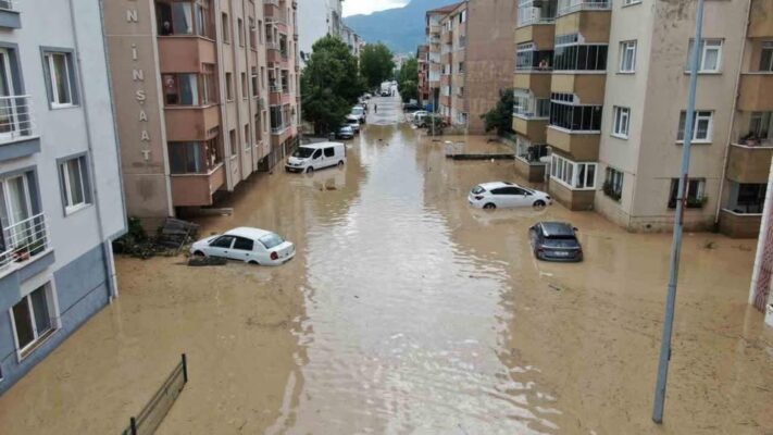 Kastamonu Cide Geceyi Sel Felaketiyle Geçirdi! Devrekani Çayı Taştı, İlçe Sular Altında Kaldı