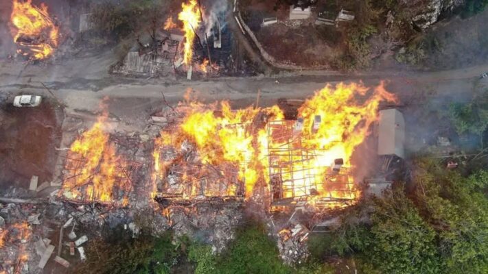 İnebolu’da 80 Kilometrelik Rüzgâra Karşı Alevlerle Savaş: Deresökü’de 10 Ev Yangından Etkilendi